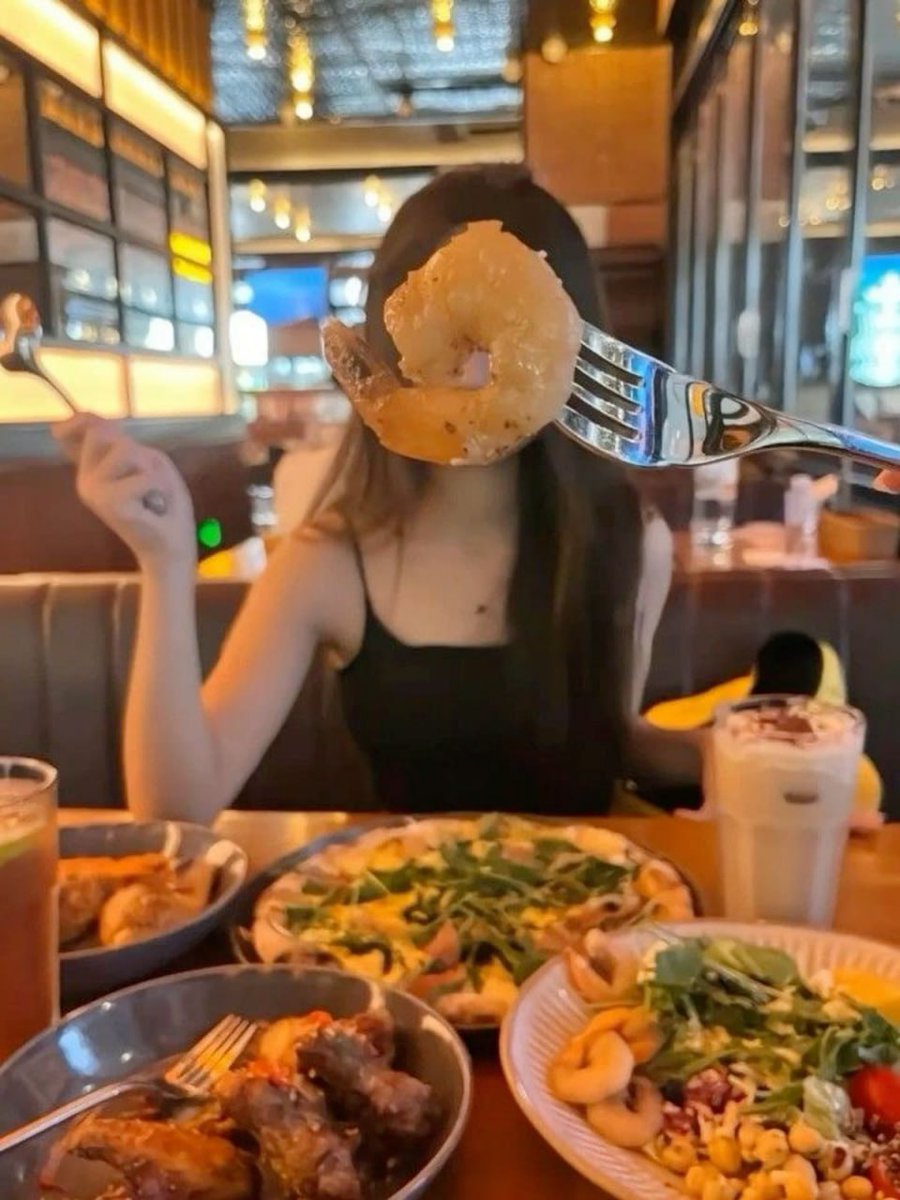 choonhee_12's tweet photo. 저는 서른 살이에요. 너무 늙은 걸까요? 이�� 아무도 저를 사랑하지 않는 걸까요? 😌😌 https://t.co/C4AR7x7c0C
