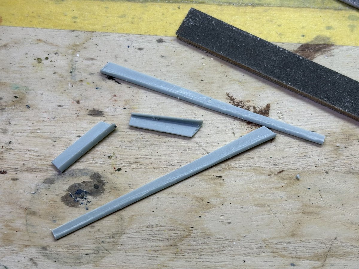 yas_kanba's tweet photo. C-1 試作1号機 銀ちゃん　
1/144 製作中
レジンキットですが、フラップ&amp;スラット作動中に挑戦してます(>_<)
#自衛隊機 
#144スケモ https://t.co/1G4PUkW4My
