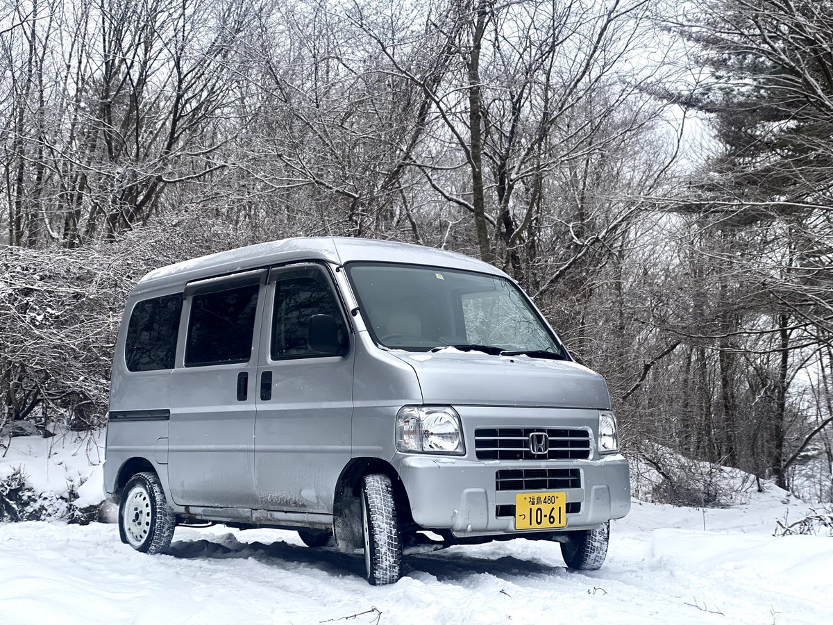 licky_mochi's tweet photo. @yssn_orz やっぱり雪道はサンバーやアクティのリアエンジン勢が段違いに走ります！

後輪が独立懸架なのでリアデフの出っ張りが無くて、地上高稼げて亀の子になりにくいし…

この2台に慣れるとエブリイ、ハイゼットの雪道がめっちゃ怖く感じます‼️
残念ながらアクティもサンバーも今は作ってないですが… https://t.co/pJpOjaEPtL