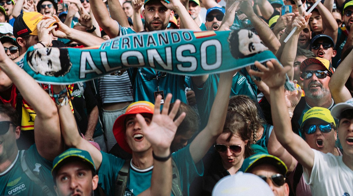 SoyMotor's tweet photo. 💙💛 Fernando Alonso y el cariño de la afición 💚💚

🗣️ "Estoy muy ORGULLOSO. Siento una gran responsabilidad al tener a todo un país siguiéndome casi más que al propio deporte y saber que la gente quizá confía en mis resultados para pasar una buena tarde"

🗣️ "Es como en el fútbol: te encanta el deporte, pero lo que más te importa son los resultados de tu equipo"

ℹ️ Aston Martin

#F1 #BarcelonaGP