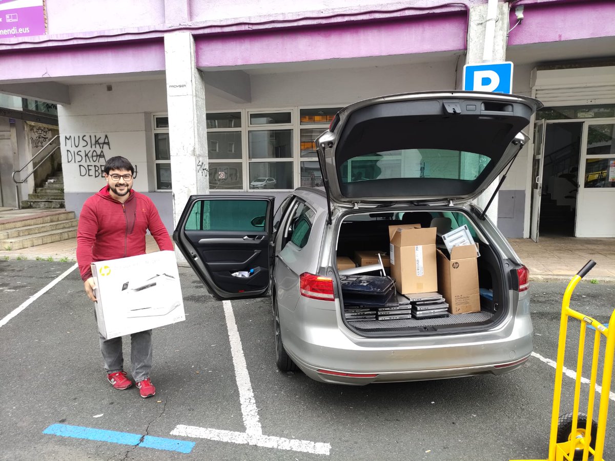 birziklanet's tweet photo. Diego Andrés etorri da gurera Antzuolako @OerlikonGroup  enpresatik. Hainbat baliabide informatiko ekarri digu gure proiektuetan balia ditzagun. Eskerrik asko Diegori eta Oerlikoni. https://t.co/XukBkFuDJy