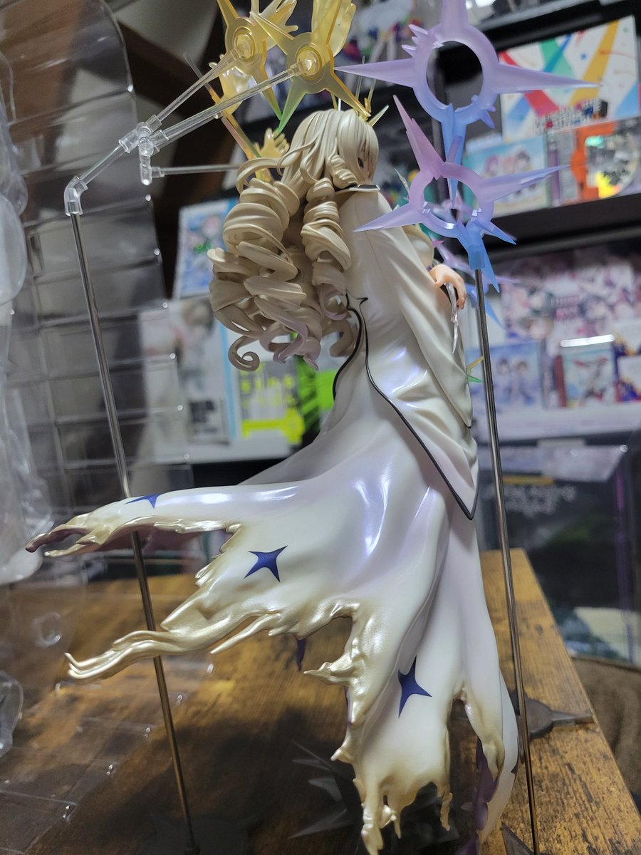 ichiMS1's tweet photo. 今日たまたまNIKKEクラウン ネイキッドキング 1/7フィギュア見かけたので衝動買い！！
エフェクト超カッコいい("手"浮いてたかな？って確認したらちゃんとあった)
ネイキッドな胸に目が行きがちだが、実は縦ロールとマントが凝ってる🤔 https://t.co/n1ueZkudze