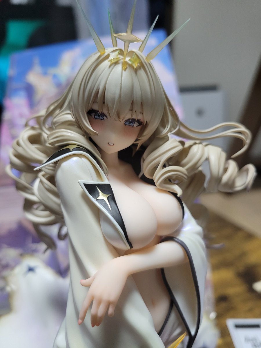 ichiMS1's tweet photo. 今日たまたまNIKKEクラウン ネイキッドキング 1/7フィギュア見かけたので衝動買い！！
エフェクト超カッコいい("手"浮いてたかな？って確認したらちゃんとあった)
ネイキッドな胸に目が行きがちだが、実は縦ロールとマントが凝ってる🤔 https://t.co/n1ueZkudze