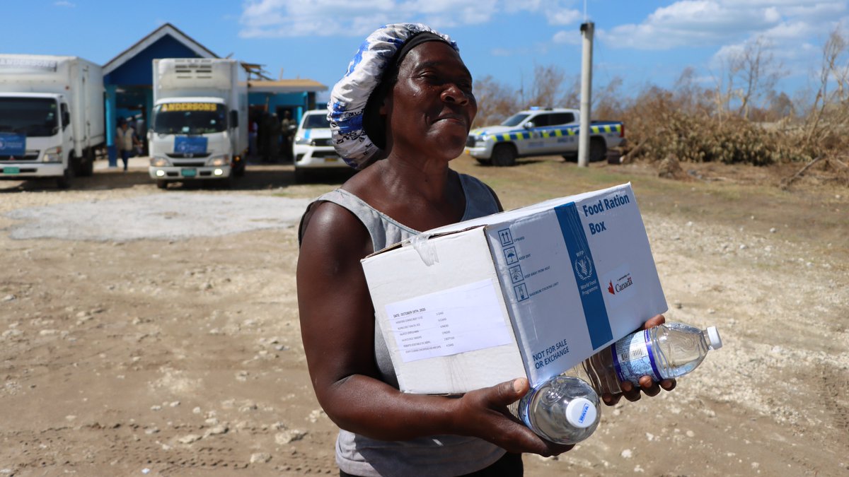 WFP_es's tweet photo. En #Jamaica, tras el huracán Melissa, miles de familias reconstruyen sus vidas. Dian resistió con lo poco que tenía, reflejando el impacto humano. WFP brinda ayuda vital, pero la acción anticipatoria es clave para proteger vidas antes del próximo huracán.

https://t.co/BWngx7N9bK https://t.co/fGax2v7xuO