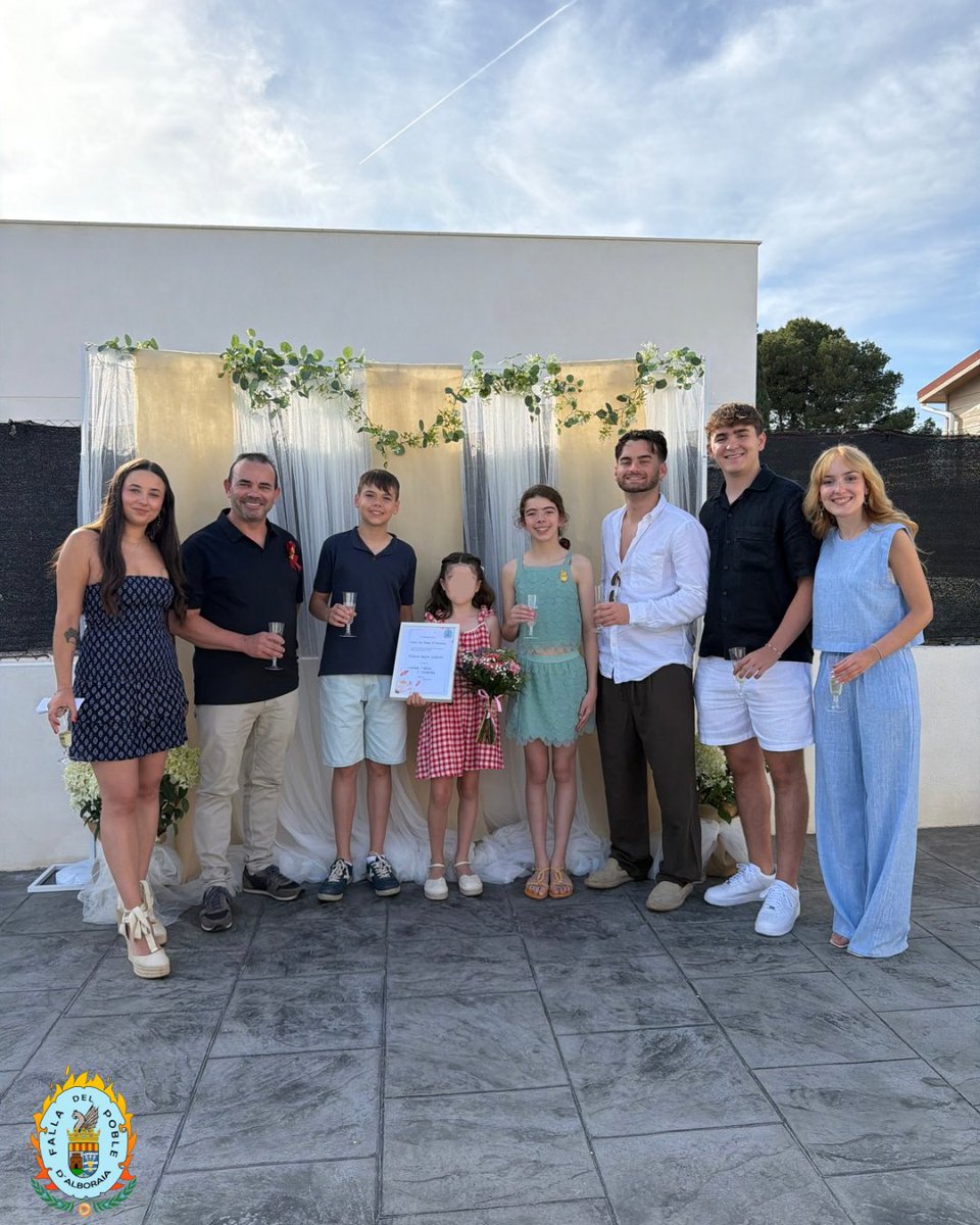 falladelpobleal's tweet photo. Pedida de la Fallera Major Infantil 2027 ✨

Diumenge realitzàrem, junt amb la seua família, amics i la junta directiva, la pedida de Norah 💙👑

Ja tenim Fallera Major Infantil per a l’exercici 2027 🎉✨

Li desitgem un any meravellós, ple d’afecte, rialles i diversió 🥰😄🔥 https://t.co/0qJnq7CUS3