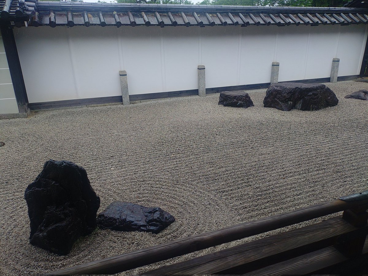 ApuriSaizou's tweet photo. 線路跡地かと思いきや、水の道路。
しかも現在も水が流れている。
昔、寺で使う水用に作ったそうです。

庭を鑑賞する外国人の方が多く座��ていました。
庭鑑賞は京都回りのトレンド？ https://t.co/H39wXgQGJH