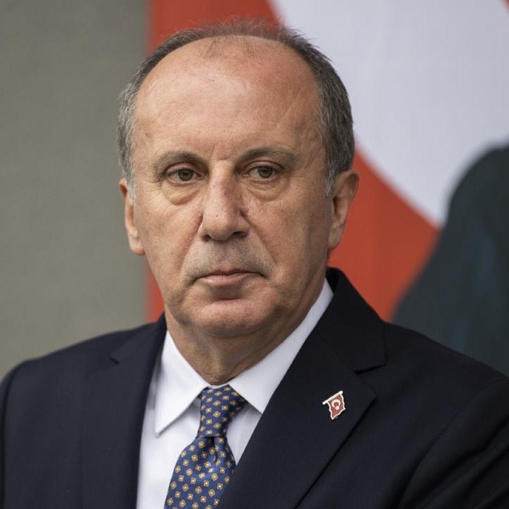 siyahsancakx's tweet photo. ⚪️ Muharrem İnce:

“ABD Türkiye Büyükelçisi Tom Barrack’ın ağzından, 'Ortadoğu’da sadece monarşiler işe yarıyor, demokrasi başarısız.' şeklinde dile getirilip, Türkiye’ye monarşiyi önermesi birlikte değerlendirildiğinde, Türkiye’de 'yurttaş'ı, 'ümmet' ile ikame eden ve 'üniter devlet' ile 'eyalet sistemi'ni yer değiştiren bir Anayasa değişikliğiyle totaliter rejimi inşa etme sürecinin yürütüldüğü herkesin anlayabileceği açıklıktadır.”