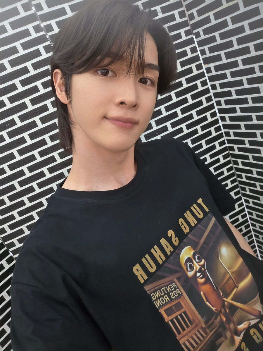 bunniebambie's tweet photo. sungchan loves shirt designs like that 😭😭😭 https://t.co/5ywVBvFLYA