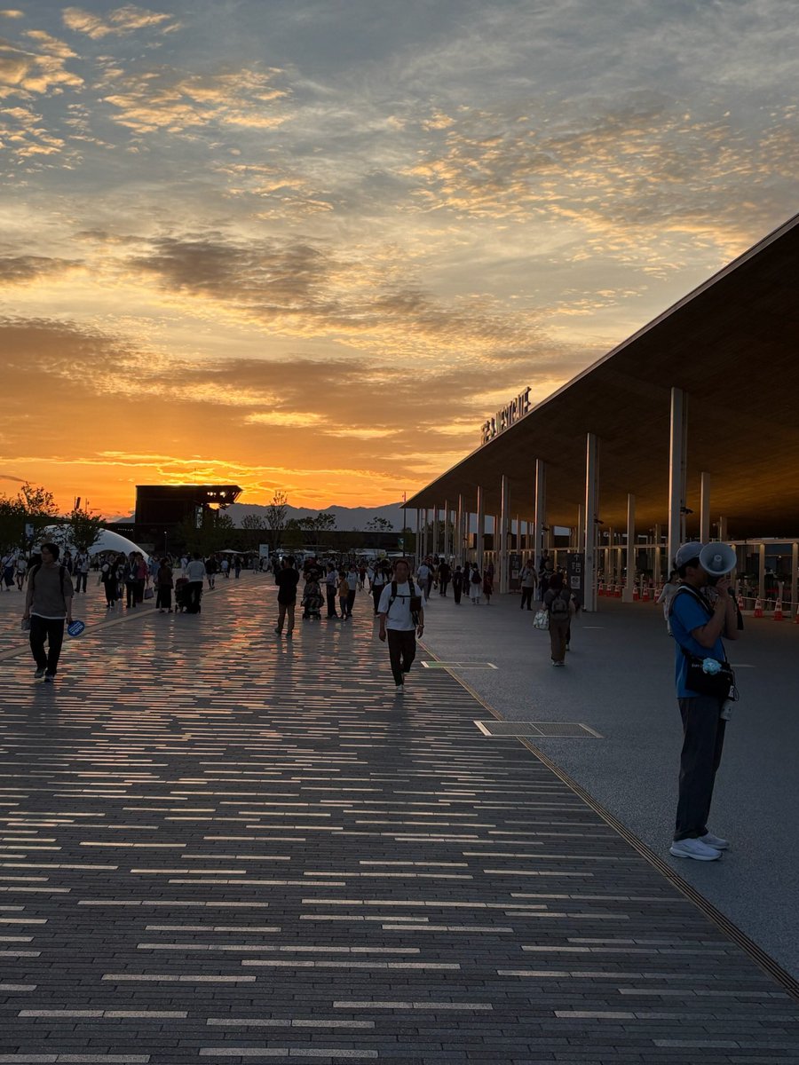 mojiexpo's tweet photo. 万博で見た6月の空
もう一年経った…

必死に通ってよかった
想像以上の景色をたくさん見れた

静かに夢洲の空を眺めるアフター万博、早くやりたいなぁ https://t.co/LJV7YGCPLq