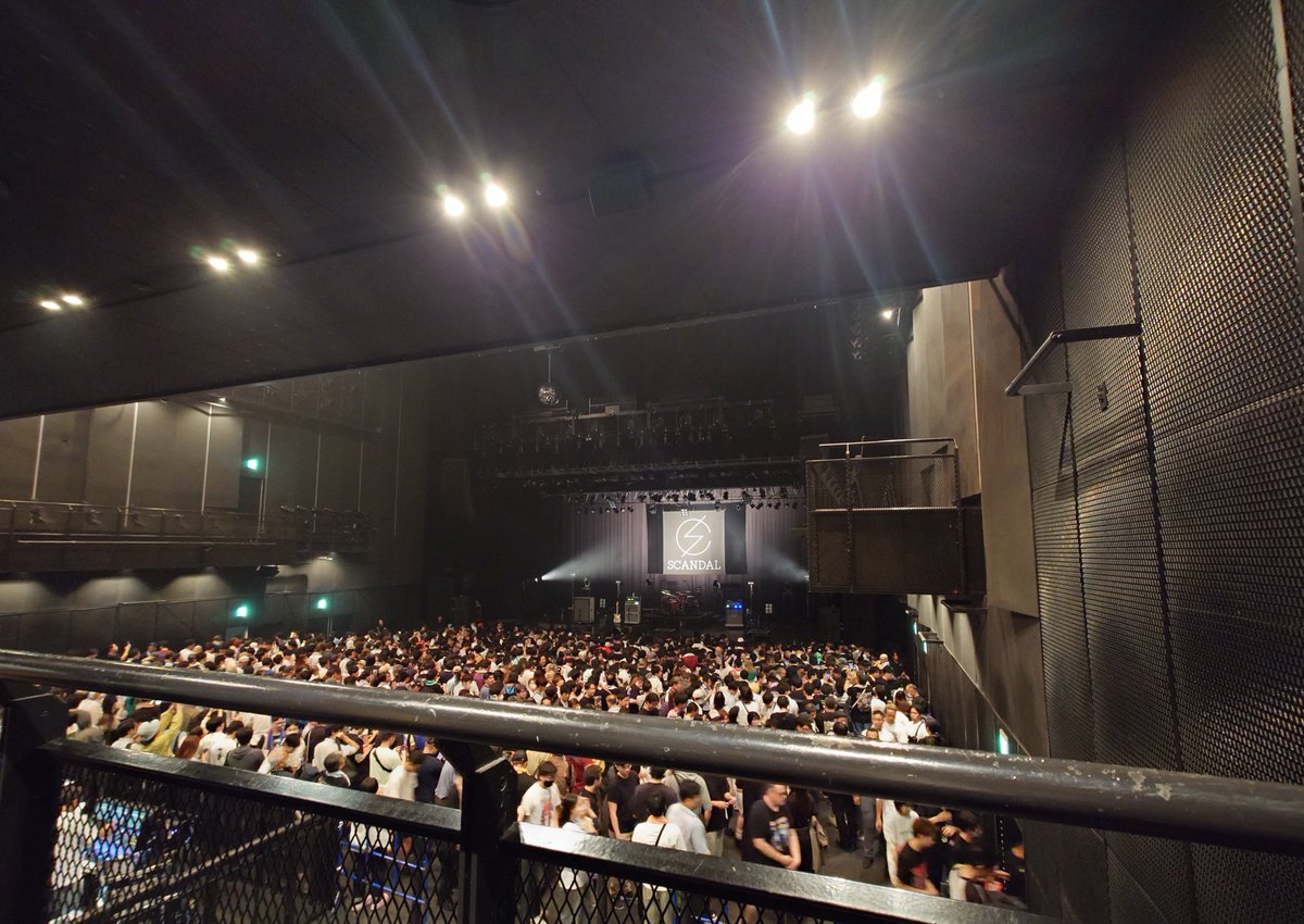 AkK3408's tweet photo. EXシアター独特の中2階(？)席でした。
次回のSCANDALは #Chapter20 821城ホールで👀
#SCANDAL_ECHO https://t.co/K77vrOTkZ5