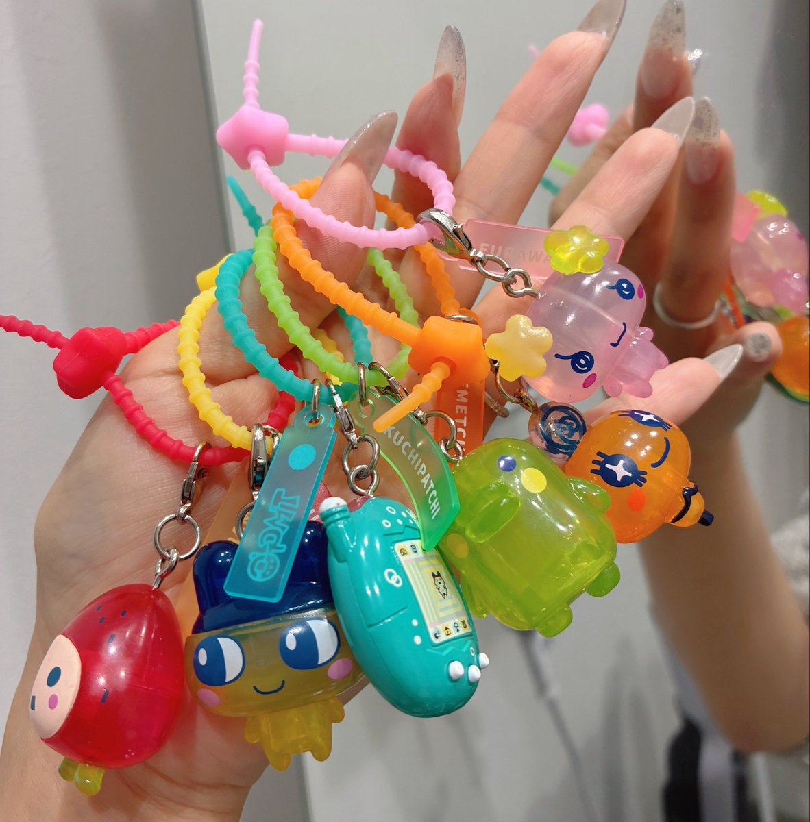 j___23m's tweet photo. 🥚たまごっち カラフルマルチチャーム
アナザーカラーver.

個数制限あったから旦那と子供に協力してもらってコンプ出来た〜🙌✨️ https://t.co/FiOb26eAH5