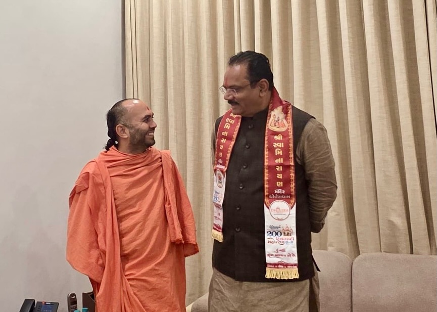jitu_vaghani's tweet photo. આજે ગાંધીનગર ખાતે શ્રી કષ્ટભંજનદેવ હનુમાનજી મંદિર, સાળંગપુરના કોઠારી પૂજ્ય વિવેકસાગર સ્વામીજી તથા ગોકુલધામ, નારના પૂજ્ય શાસ્ત્રી હરિકૃષ્ણદાસજી સ્વામી સાથે સૌજન્ય મુલાકાત કરી સંતશ્રીઓના પાવન આશીર્વાદ પ્રાપ્ત કર્યા.

સંતોના સાનિધ્ય અને માર્ગદર્શનથી સમાજસેવા તથા લોકકલ્યાણના કાર્યોમાં નવી પ્રેરણા પ્રાપ્ત થાય છે.