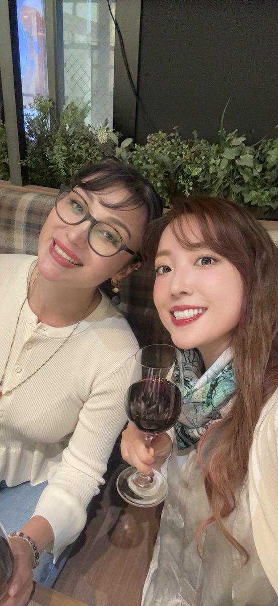 AyakaHirahara1's tweet photo. アルバムのジャケット撮影。
愛に溢れた、才能豊かな人たちとの仕事。
国境を超えて繋がる一生の出会い。

最愛の母であり、私のボスのマリリン。
愛するスタッフたち
応援してくれている人たち、大好きな友達
毎日、私を生かそうとしてくれている
この心臓と身体に感謝している。

傷ついたり、自分が惨めで
嫌になる日もあるけれど
悲しむには
人生は、あまりにも、短い。

だからこそ、好きなものは好きと言いたいし
傷つけてくるものは、丸ごと抱きしめて
その腐った根性をオレの炎で焼き尽くしたい。
人に優しく、愛を持って生きていきたい。

笑っているあの人は
泣いているかもしれない。
幸せそうに見えるあの人は
もがいているかもしれない。

太ったとか、痩せたとかも、そう。
人は、それぞれ、語られない物語がある。

その人は薬の副作用で
苦しんでいるかもしれない。
つらい病気と戦っているかもしれない。

人は誰しも、世界に発信されることのない
その人の生活があるのだから。

自分に目を向けて
できる限り最善を尽くして
明日も１日
命いっぱい生きていく。

それが、残された私たちの
本当はいちばん、やりたいこと。