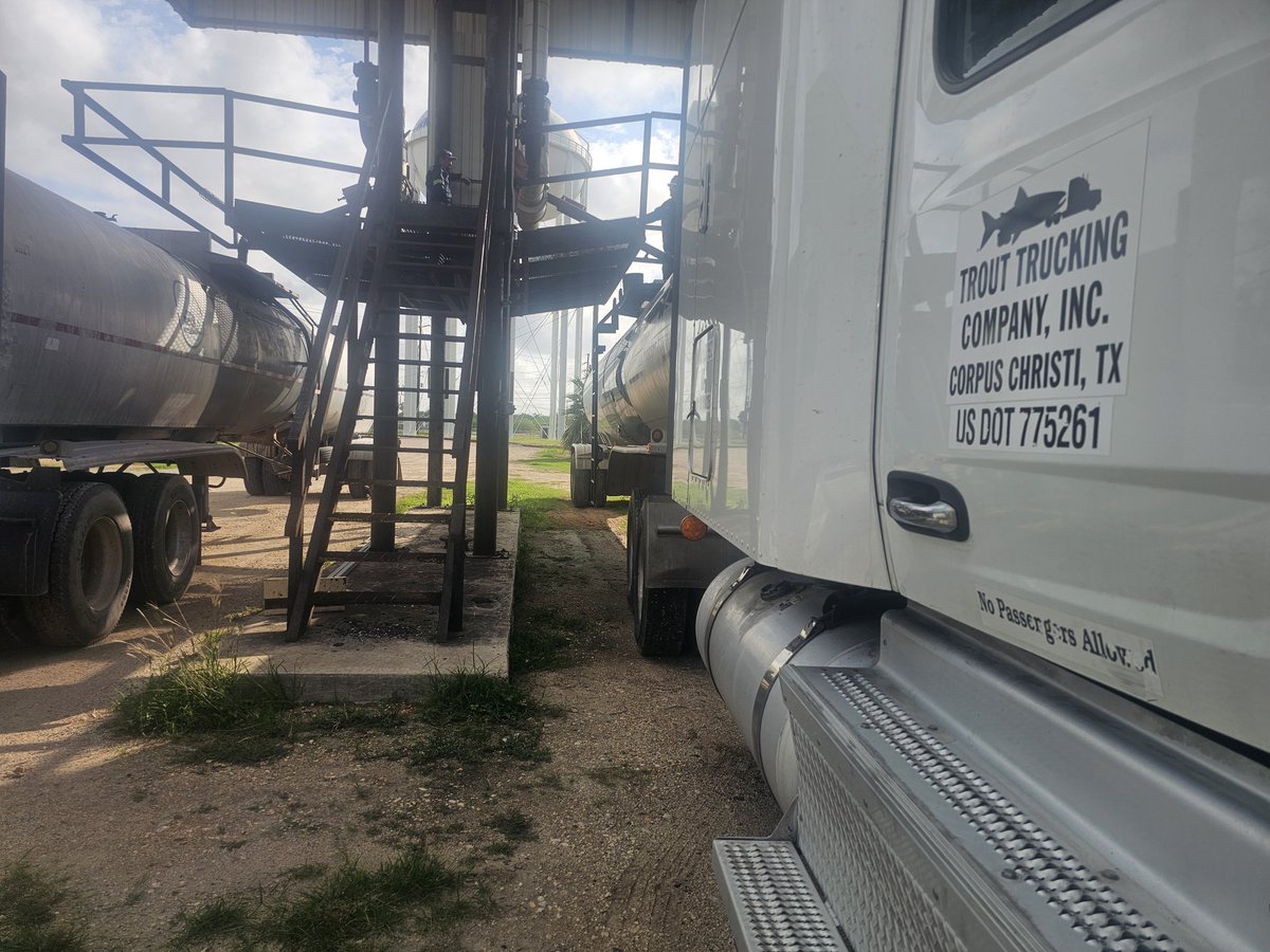RealAndyFredes's tweet photo. Loading asphalt at Port of Brownsville TX https://t.co/St6rvoiyIG