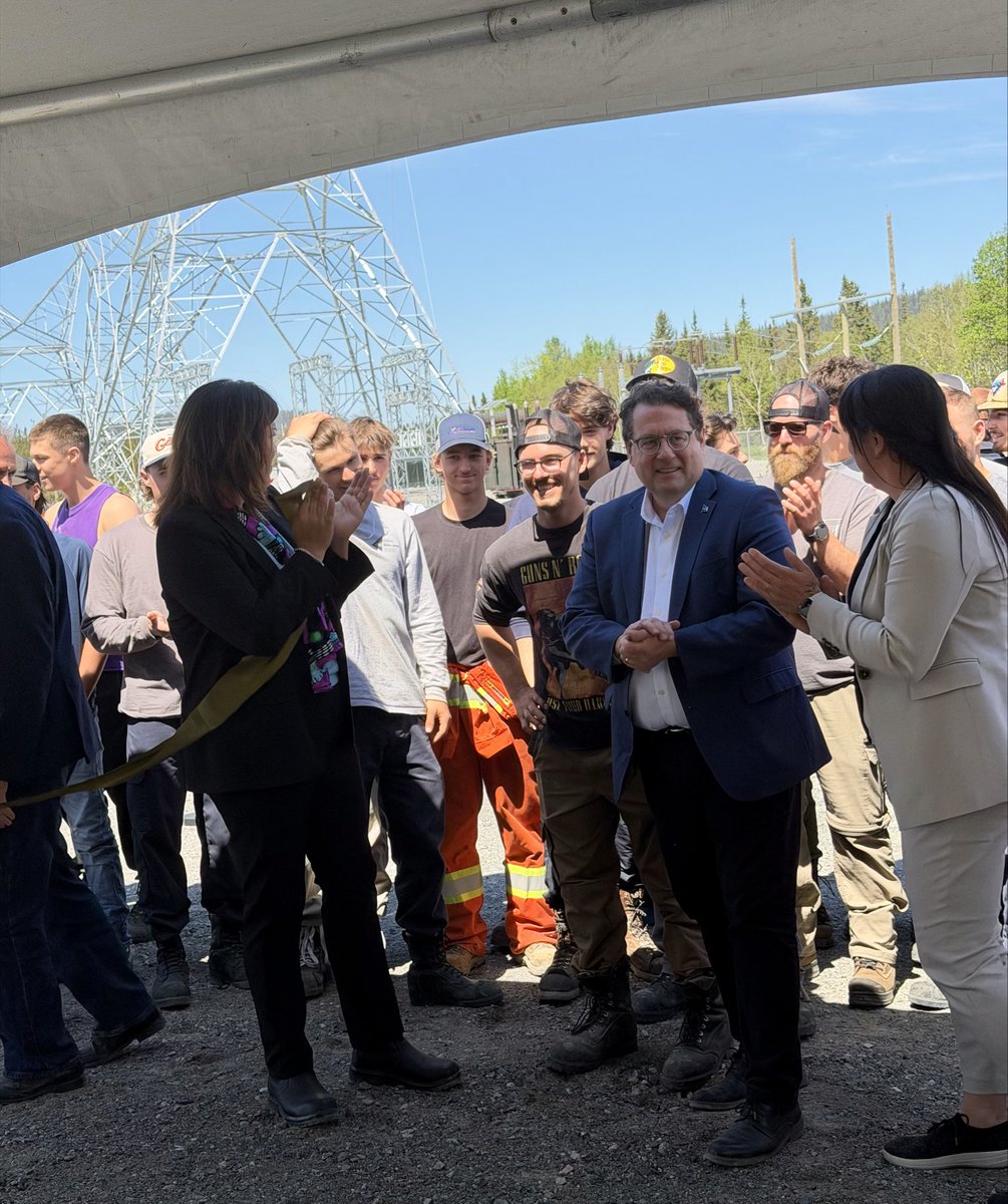 BDrainvilleQc's tweet photo. Chibougamau : un pôle stratégique de formation de monteurs de lignes. ⚡️

Près de 22 M$ sont investis au CFP de la Baie-James pour soutenir la formation d’une main-d’œuvre essentielle à la réalisation des grands projets énergétiques du Québec! 

Réalisé en collaboration avec @hydroquebec, le Centre de services scolaire de la Baie-James, le Centre de services scolaire des Navigateurs et la @SocietePlanNord, le projet permet notamment l’aménagement d’un environnement de formation pratique à la hauteur des exigences du métier, pour bien préparer la relève aux réalités du terrain. 🏗️

En développant l’expertise dans le Nord-du-Québec, on crée des emplois de qualité, on soutient la vitalité de nos régions et on renforce notre autonomie énergétique.

La première cohorte graduera dès la semaine prochaine : une excellente nouvelle pour la région! 👏🏼

@CJKateri 
@slebel19 

👉🏼 https://t.co/fHiw520l6W