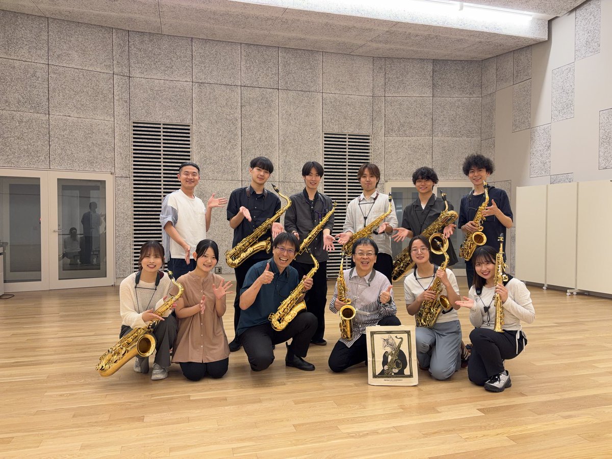 nobuya_sax's tweet photo. 今日6月９日は京都市立芸術大学に来ました。
今年度最初のレッスンです。
なんと、ちょうど同じ日に國末貞仁先生もレッスン。
明日京芸の生徒の皆さんと一緒に演奏の仕事があり、レッスン後はそのリハーサルにも燃えました。
昨年度も共演しているのでばっちりです。
指揮したり吹き振りしたり皆と演奏楽しみました。