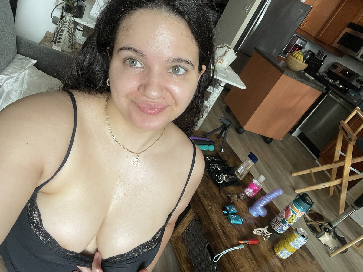 SoyOceanne's tweet photo. I’m live on https://t.co/Dr6k5UUVAr and https://t.co/FZsGzWj9iN until 2pm! Come say hi! https://t.co/WETMDvqsA7