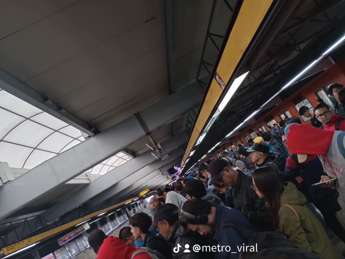 MetroViralMx's tweet photo. #ULTIMAHORA 

Caos en Línea B, 1, 3, 5, 8 y 9 del Metro Ciudad de México 🇲🇽 @MetroCDMX por retraso de más de 15 minutos 🚨

Usuarios reportan largas filas en andenes y transbordos de diferentes líneas del #MetroCDMX ❌⚠️

Los aparatos de Radiocomunicación TETRA están fallando, provocando falta de comunicación entre los trenes el centro de control‼️