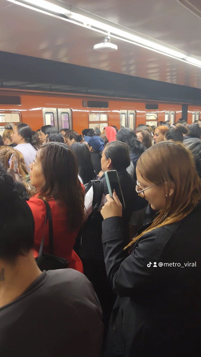 MetroViralMx's tweet photo. #ULTIMAHORA 

Caos en Línea B, 1, 3, 5, 8 y 9 del Metro Ciudad de México 🇲🇽 @MetroCDMX por retraso de más de 15 minutos 🚨

Usuarios reportan largas filas en andenes y transbordos de diferentes líneas del #MetroCDMX ❌⚠️

Los aparatos de Radiocomunicación TETRA están fallando, provocando falta de comunicación entre los trenes el centro de control‼️