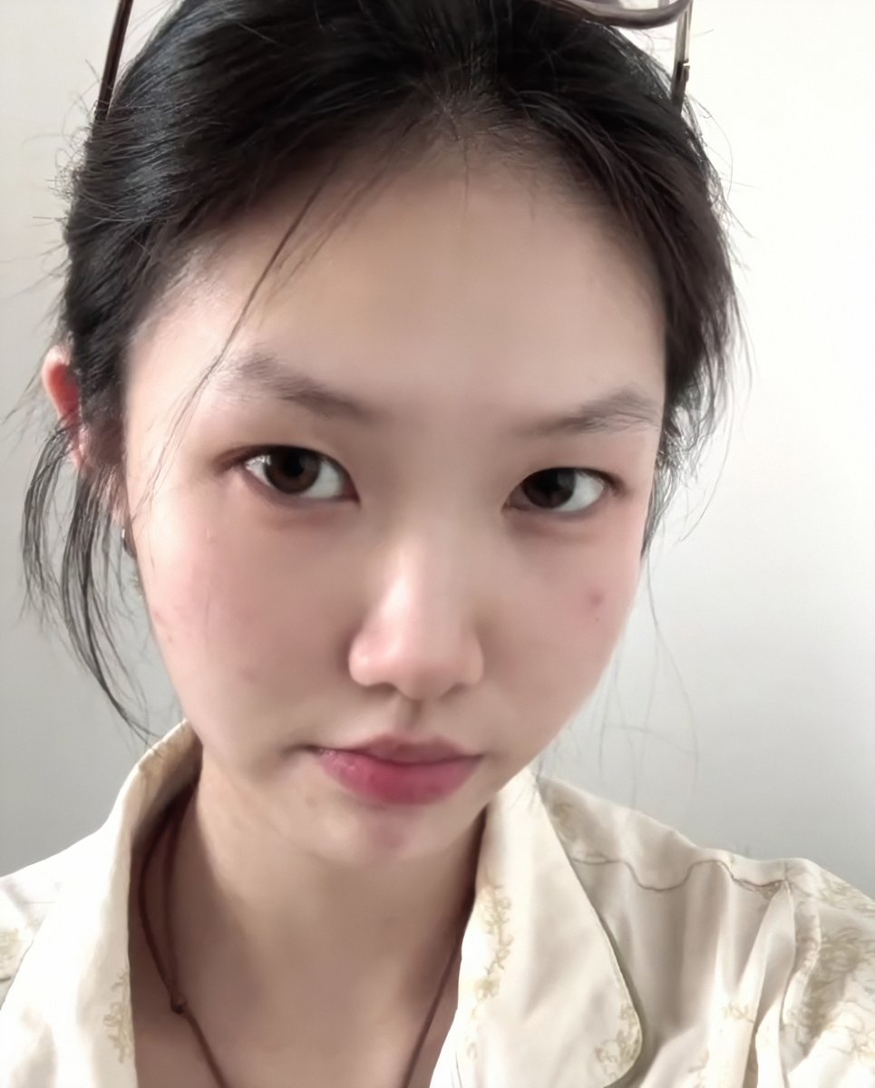bitchjing's tweet photo. 发张素颜冒个泡 https://t.co/eoasDxtwkY