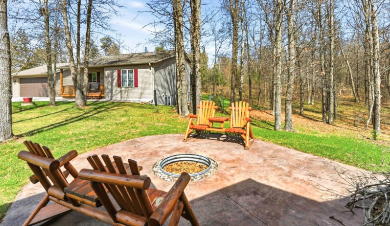 itscabintime's tweet photo. Discover Nekoosa! Golf House offers a screened porch &amp; game room on Lake Arrowhead. Walden Pond Retreat features a private deck &amp; pond path. Book direct &amp; save! #itscabintime #bookdirect https://t.co/a6y7FCDlLG https://t.co/FBwbYY3gPV https://t.co/UBupmDwN6X