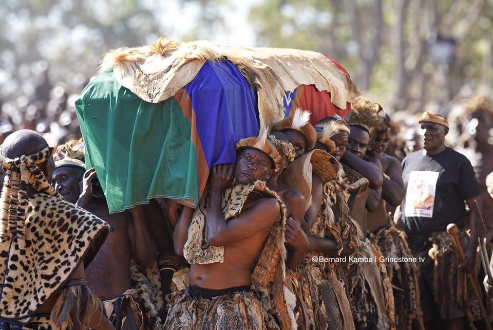 diamondtvzambia's tweet photo. Thousands of mourners at Ephendukeni Palace wept as the casket of Paramount Chief Mpezeni IV was carried to the burial site.
📸 Bernard Kamba https://t.co/WO0OHzy1ml