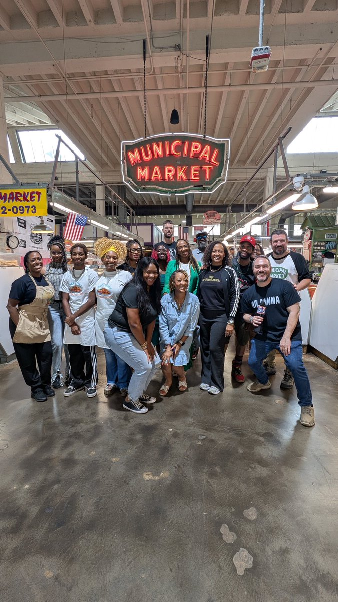 PaulFromFox5's tweet photo. Shopping local at Atlanta's iconic Municipal Market 🛍️ @GoodDayAtlanta https://t.co/ttCCI1U6au