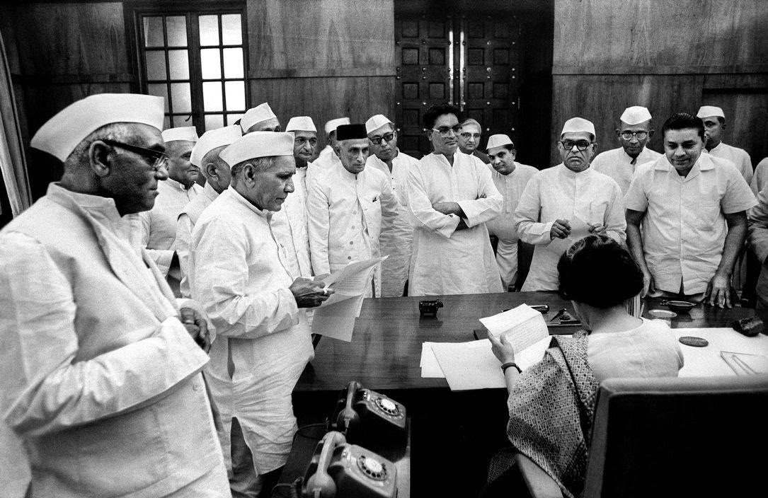 RS_Paris's tweet photo. Indira Gandhi, Première ministre de l'Inde à New Delhi en 1967. La scène se déroule au Parlement, peu après qu' #IndiraGandhi a pris ses fonctions et capture la dynamique de pouvoir au sein du Parti du Congrès.
Photographiée par #RaghuRai, célèbre chroniqueur visuel de l'Inde. https://t.co/0wd32JtdaL