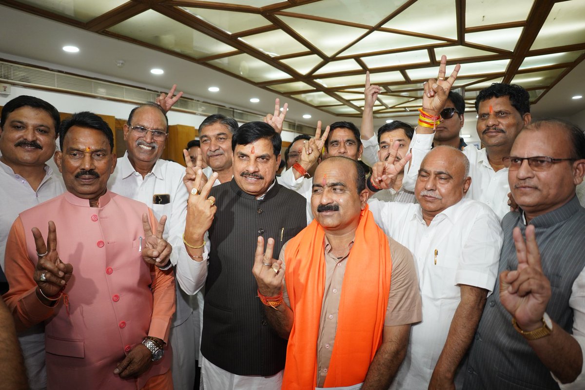 Mrsinha's tweet photo. BJP trapped Congress brilliantly in MP.

Congress was assured of one Rajya Sabha seat, yet BJP fielded three candidates. When asked how, MP CM Mohan Yadav confidently said, "All three BJP candidates will win."

Congress panicked, shifted its MLAs to Karnataka to prevent cross-voting, and still ended up losing the seat without a vote after its candidate Minakshi Natrajan's nomination was cancelled because of a criminal case against her..😹😹