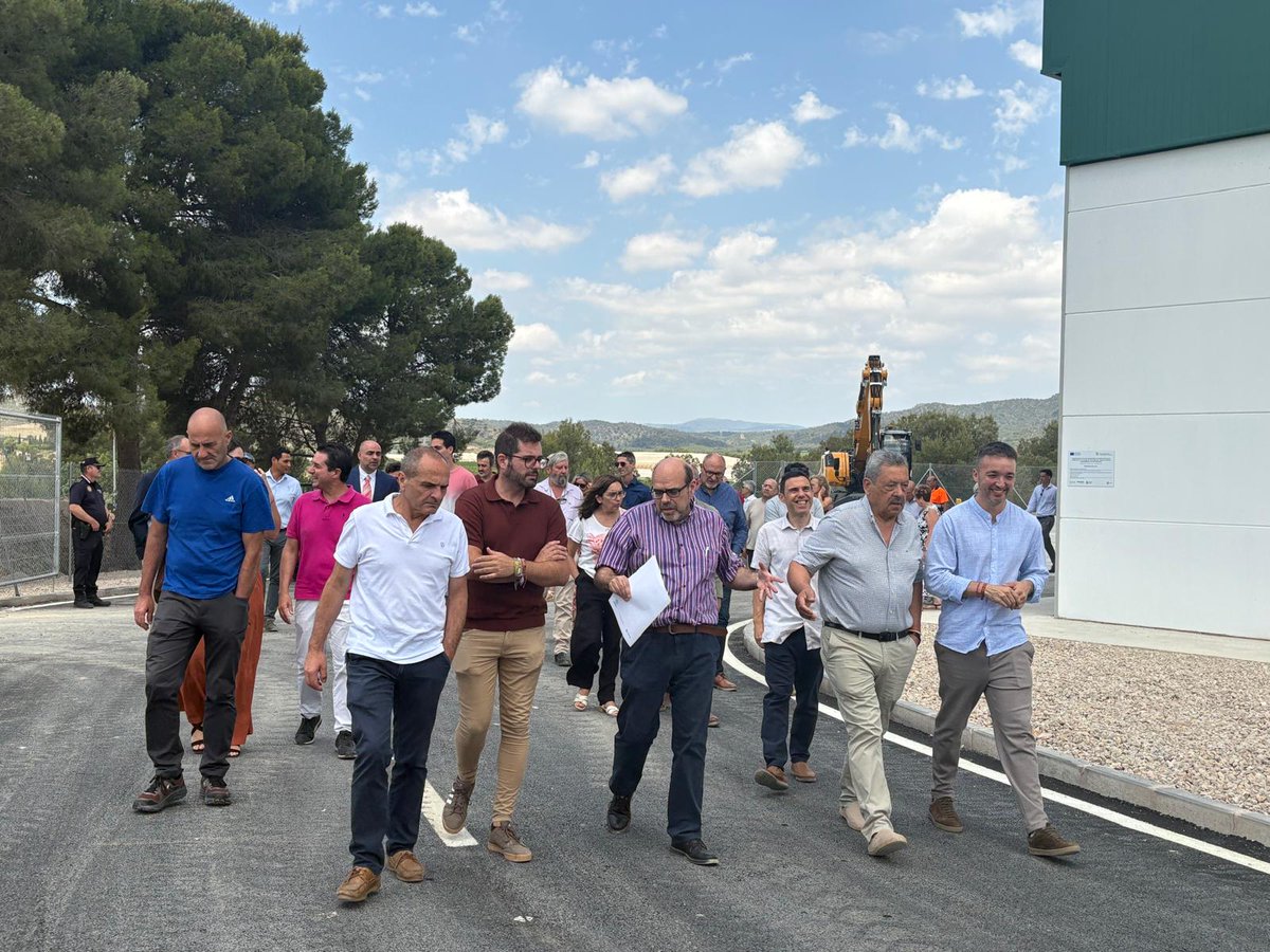 CVI_V3's tweet photo. Hoy hemos inaugurado en la Planta de Tratamiento de Residuos de Llíria las nuevas instalaciones para el tratamiento de colchones y la preparación para la reutilización de residuos voluminosos, financiadas con fondos europeos Next Generation EU. https://t.co/pXYuQ2zATQ