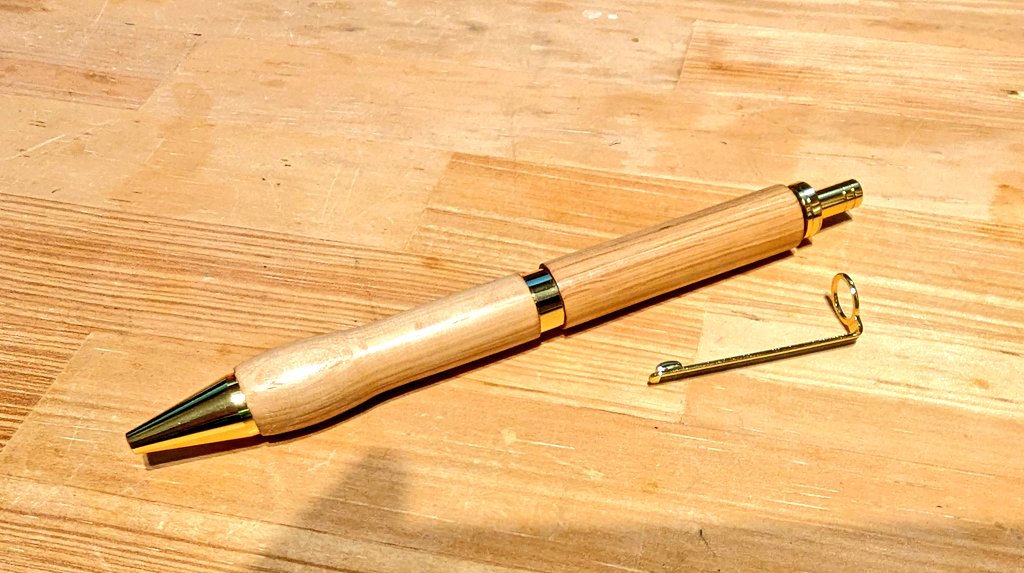 yozoneko's tweet photo. 自作旋盤でペン作り
過去一うまくできたと思ったら痛恨のクリップパーツ圧入忘れ😭
#木軸ペン
#ペンターニング https://t.co/uhoM8PTMqv