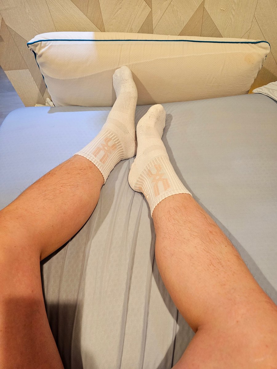 Ryanmu2000's tweet photo. 今天穿短褲上班 同事說我的小腿很好看🥵 https://t.co/Wp3tmb18vH
