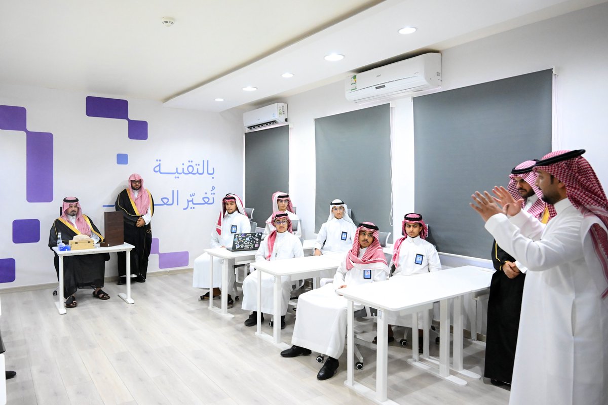 imarat_almadina's tweet photo. كما اطّلع سمو أمير منطقة #المدينة_المنورة على خدمات المدرسة المركزية للتعليم الإلكتروني، والتي تهدف إلى ضمان استمرارية تعليم الطلاب من خلال تطبيق نموذج التعليم المدمج الذي يجمع بين التعليم الحضوري والتعليم عن بُعد. https://t.co/MRB9RvVAW9
