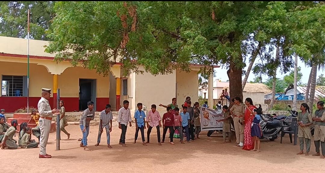 SPKoppala's tweet photo. ಸರ್ದಾರ್ ವಲ್ಲಬಾಯ್ ಪಟೇಲ್ ರವರ ಜನ್ಮದಿನದ ಸ್ಮರಣಾರ್ಥವಾಗಿ ಗಂಗಾವತಿ ಗ್ರಾಮೀಣ ಪೊಲೀಸ್ ಠಾಣೆಯ ಹೊಸಳ್ಳಿ ಗ್ರಾಮದ ಸರ್ಕಾರಿ ಹಿರಿಯ ಪ್ರಾಥಮಿಕ ಶಾಲೆಯಲ್ಲಿ ಮಕ್ಕಳಿಗೆ ಕ್ರೀಡಾಕೂಟವನ್ನು ಆಯೋಜಿಸಿದ್ದು ಕ್ರೀಡೆಯಲ್ಲಿ ಸ್ಪರ್ಧಿಸಿದ ವಿದ್ಯಾರ್ಥಿಗಳಿಗೆ ಬಹುಮಾನವನ್ನು ವಿತರಿಸಲಾಯಿತು. @DgpKarnataka @112koppal https://t.co/85w1numCn1