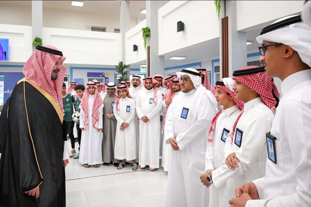RAlsha27871's tweet photo. كانت لي هذه الأبيات ترحيبًا بصاحب السمو الملكي الأمير سلمان بن سلطان بن عبدالعزيز آل سعود أمير منطقة المدينة المنورة خلال زيارته لثانوية الموهوبين التقنية، أحببت أن أشاركها هنا اعتزازًا بهذه الزيارة الكريمة، وفخرًا بما تشهده مدارسنا من دعمٍ للموهبة والتميز وصناعة المستقبل. 🇸🇦✨
#سلمان_بن_سلطان
#أمير_منطقة_المدينة_المنورة
#المدينة_المنورة
#إدارة_تعليم_المدينة_المنورة
#ثانوية_الموهوبين_التقنية
#أكاديمية_طويق
#الموهوبون
#رؤية_2030
#تعليم_المدينة
#STEM
#خالد_سعد_المحمدي