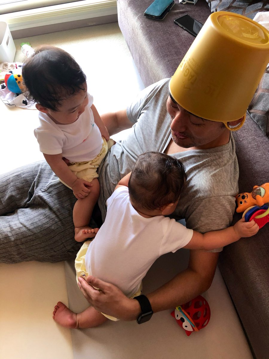 miyanaoco's tweet photo. 今日はパパちゃんのお誕生日。
6月に入ってからの双子の興奮カウントダウンたるやすごいもので、家中の飾り付けが止まらず、任せていたらえらいことに。まぁ、、いいか😅

私も写真を。
懐かしいものを引っ張り出して6年前の6月と、昨年の10月。
パパお誕生日おめでとう〜！

#澤村精四郎生誕祭 https://t.co/ljQs6nwbmv