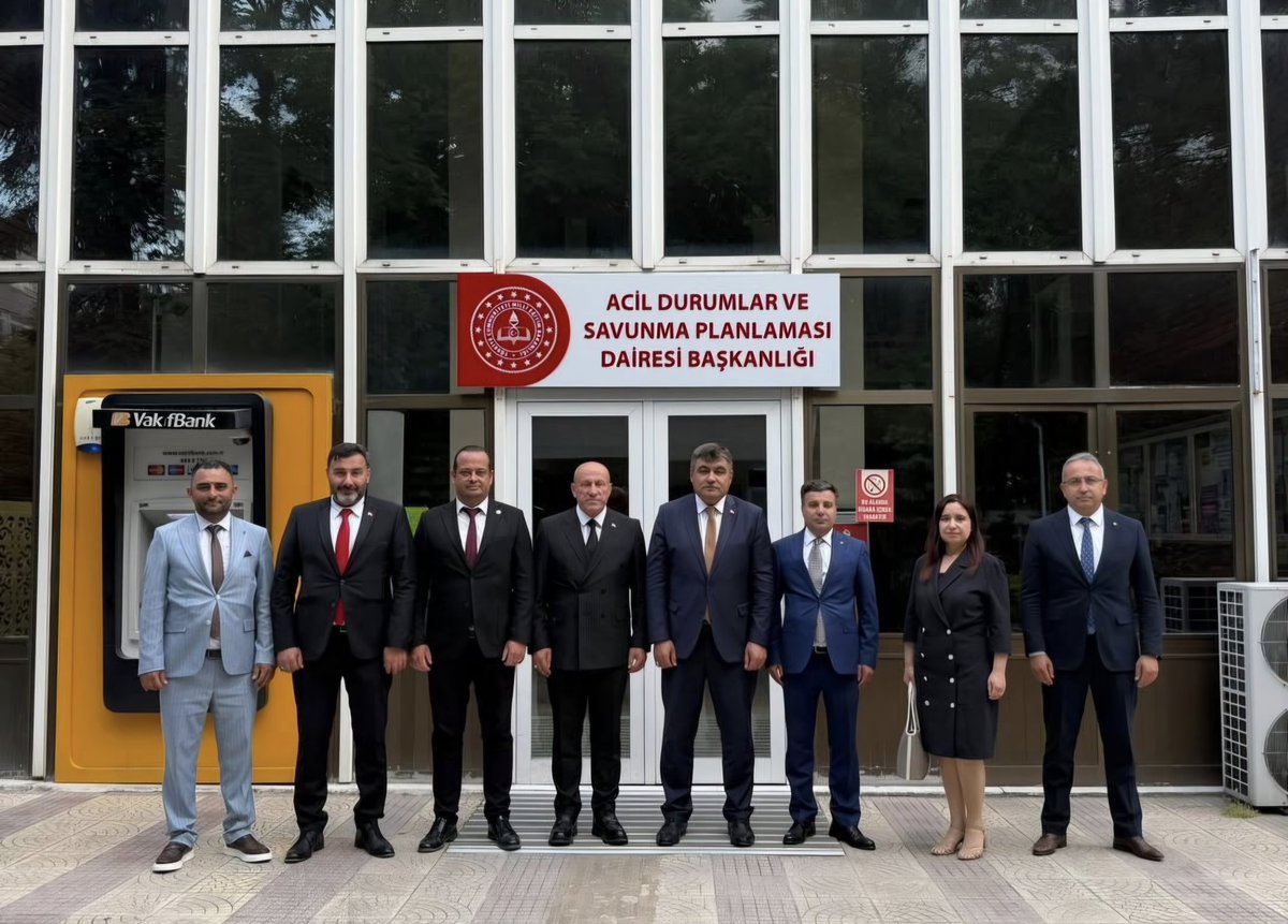 yalovakamusen1's tweet photo. Milli Eğitim Bakanlığı Acil Durumlar ve Savunma Planlaması Dairesi Başkanı Metin Tayyar Bey’i şube yönetim kurulumuzla birlikte hayırlı olsun ziyaretinde bulunarak yeni görevinde başarılar diledik.
Kıymetli Başkanımıza nazik kabulleri, samimiyetleri ve hoş sohbetleri için teşekkür ediyor; yeni görevinde üstün başarılar, sağlık ve kolaylıklar diliyoruz.
@MetinTayarer 
@Mustafaduru06