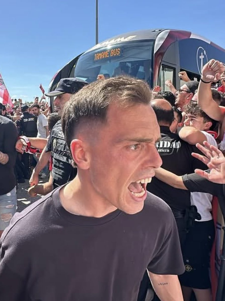 JulianHMoro's tweet photo. Imagina ver llegar así a un tío que ha entrenado por medio país como Viriato guiando a sus tropas, a un galés como el Merlu despertando a la afición y a un riojano alentando como un zamorano que lleva comiendo papas del Caballero desde pequeño y no confiar en que lo iban a hacer https://t.co/BhL7VTMomW
