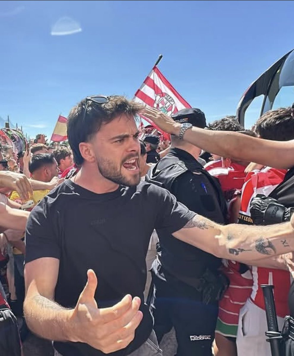 JulianHMoro's tweet photo. Imagina ver llegar así a un tío que ha entrenado por medio país como Viriato guiando a sus tropas, a un galés como el Merlu despertando a la afición y a un riojano alentando como un zamorano que lleva comiendo papas del Caballero desde pequeño y no confiar en que lo iban a hacer https://t.co/BhL7VTMomW