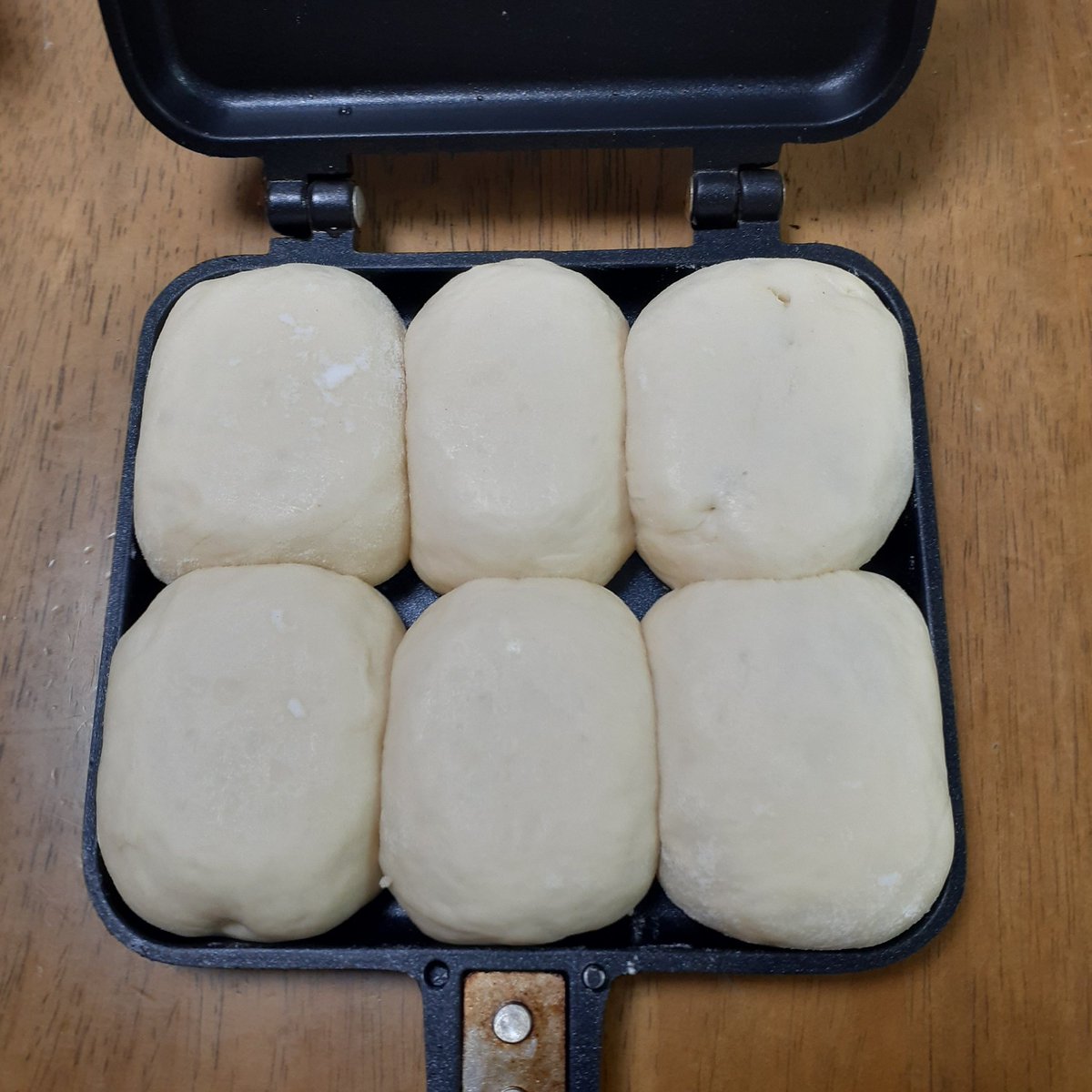 hatakekannami's tweet photo. 【ホットサンドメーカーでパンを焼く】
白あんを包んであんパンにしてみました。
小豆あんも大好きなんですが、さっぱりした白あんもとっても好きなんです

焼く時間も表裏5分ずつくらい
あっという間に出来上がり https://t.co/DIGbvQ9fy9