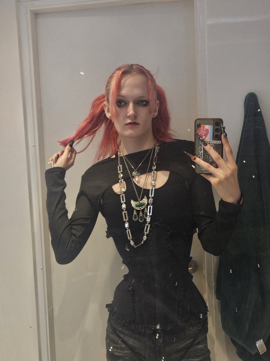 Pixel_Mistresss's tweet photo. give in to the urge to give me everything uve got like a mindless little piggy 💸🖤🎀 
#finsub #findom #cashmaster #transdom #transuk https://t.co/P3kIDUSC7Z