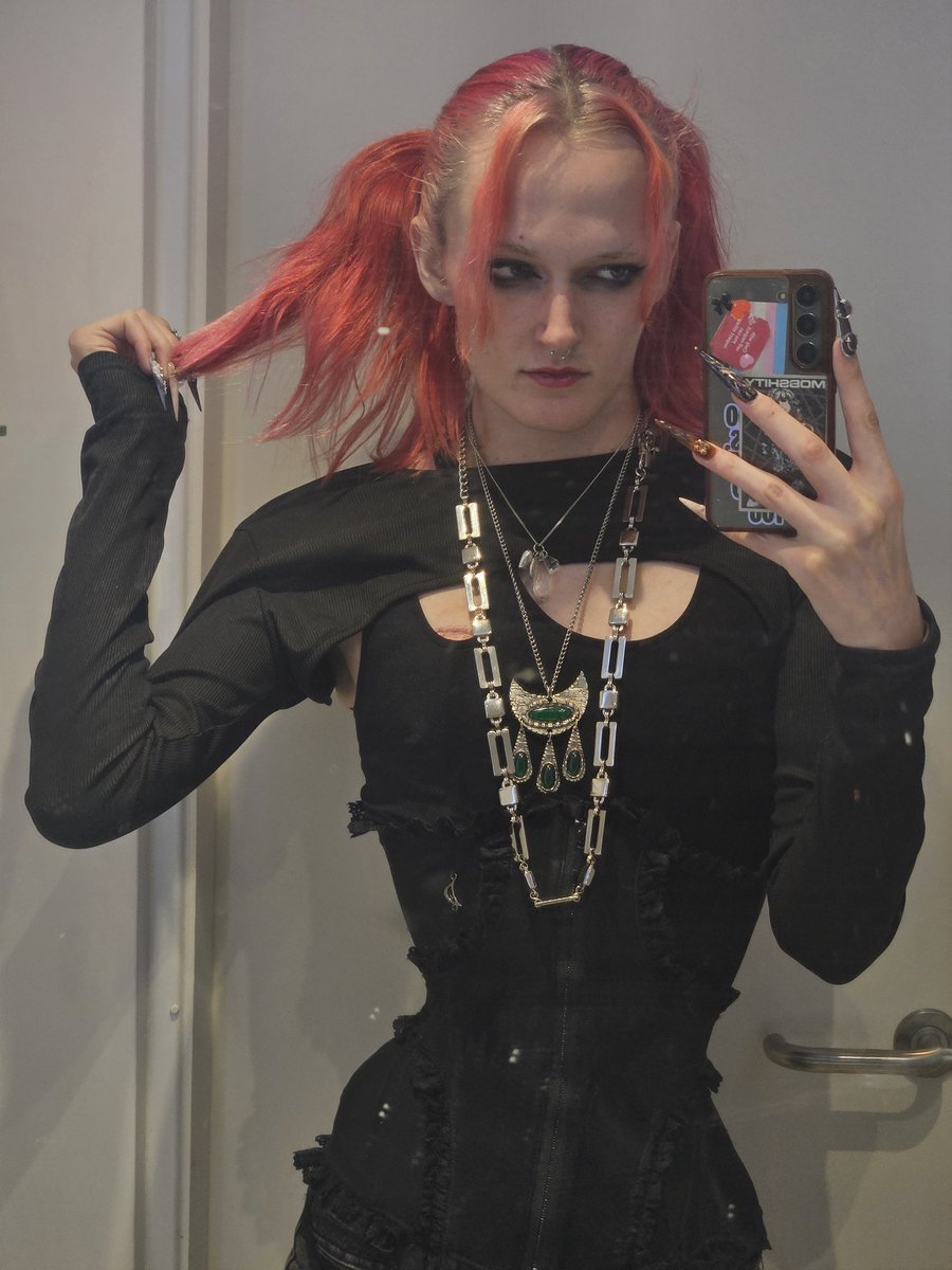 Pixel_Mistresss's tweet photo. give in to the urge to give me everything uve got like a mindless little piggy 💸🖤🎀 
#finsub #findom #cashmaster #transdom #transuk https://t.co/P3kIDUSC7Z