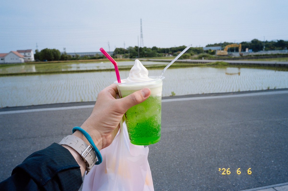 tomo370's tweet photo. クリームソーダ　田んぼ https://t.co/NNvG64KwMn
