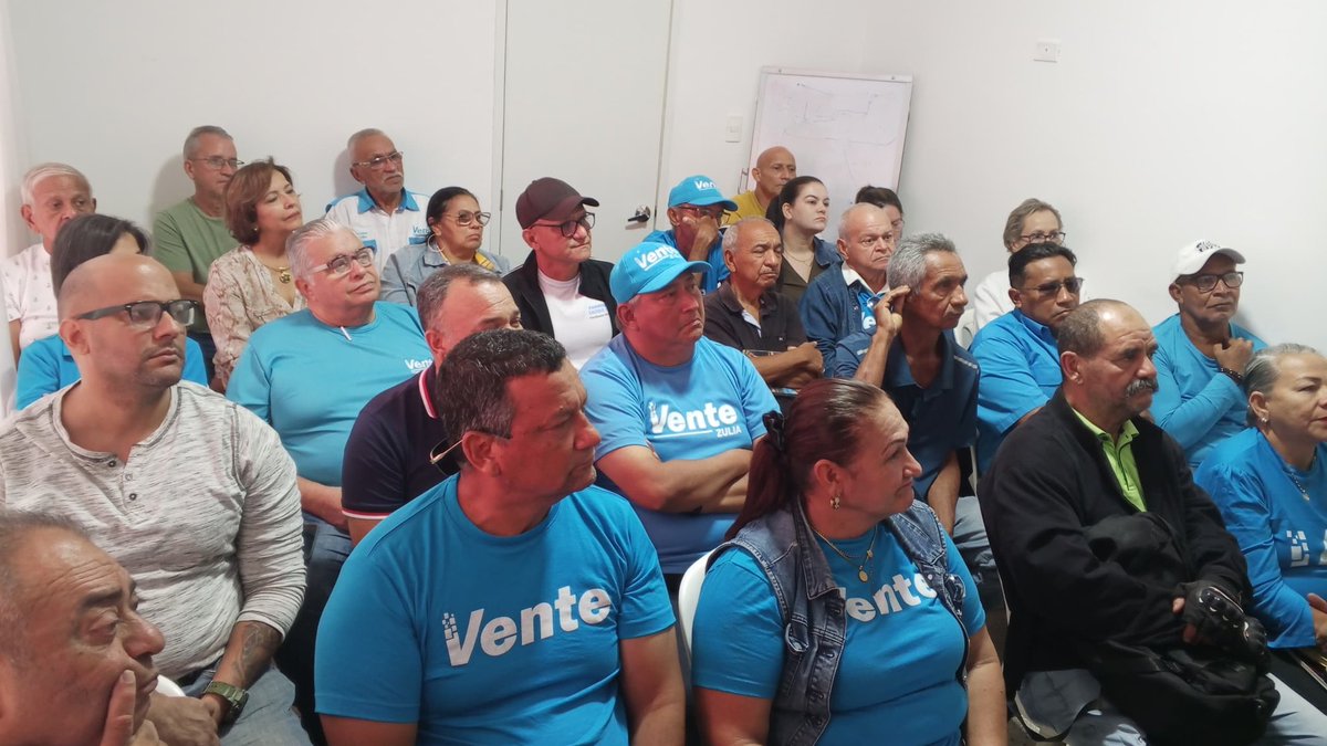 ventezuliav's tweet photo. 📍#Zulia ¡COORDINACIÓN Y ORGANIZACIÓN NOS DEFINEN!

Reunión con las 18 parroquias #VenteMaracaibo

✓ Empadronamiento 
✓ Colegios Ciudadanos 

Haciendo política por la gente y para la gente, porque #VenteEsLaGente con @MariaCorinaYA
y @GRRuizVE 🇻🇪💙🩵 https://t.co/7nATYa8832