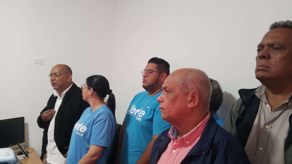 ventezuliav's tweet photo. 📍#Zulia ¡COORDINACIÓN Y ORGANIZACIÓN NOS DEFINEN!

Reunión con las 18 parroquias #VenteMaracaibo

✓ Empadronamiento 
✓ Colegios Ciudadanos 

Haciendo política por la gente y para la gente, porque #VenteEsLaGente con @MariaCorinaYA
y @GRRuizVE 🇻🇪💙🩵 https://t.co/7nATYa8832
