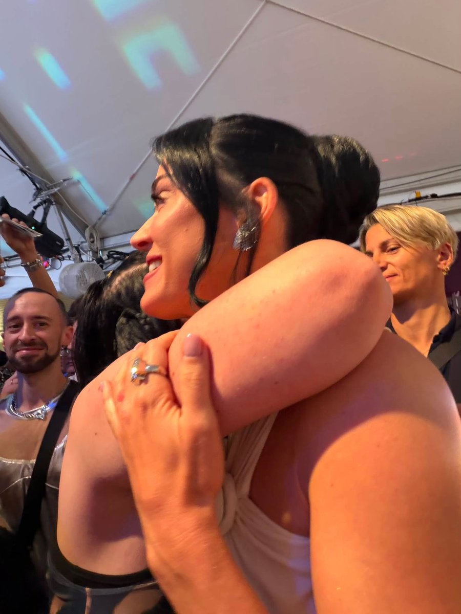 _katyschampion's tweet photo. screaming crying throwing up, i love you forever❤️ @katyperry https://t.co/mxjv9bPrfD