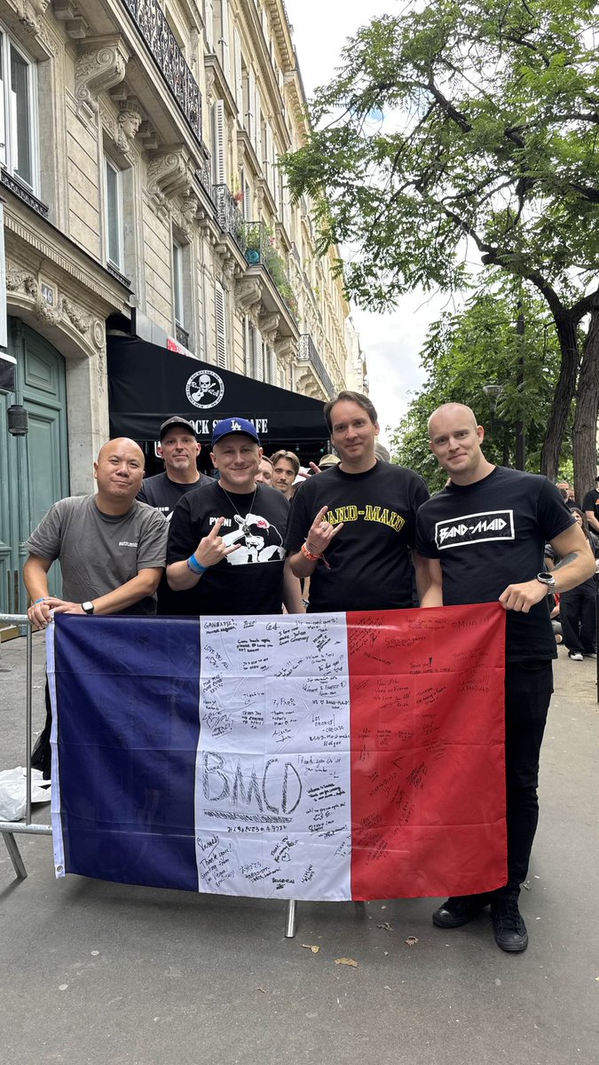 Ohrenje's tweet photo. We are giving a French flag to BAND-MAID signed by all the fans from the venue 🇫🇷 🤘
Thank you everyone for participating 🧡
Hopefully, the members will show the flag at the end of the show 🤞 
@bandmaid #bandmaid https://t.co/Rk4kwQgNKi