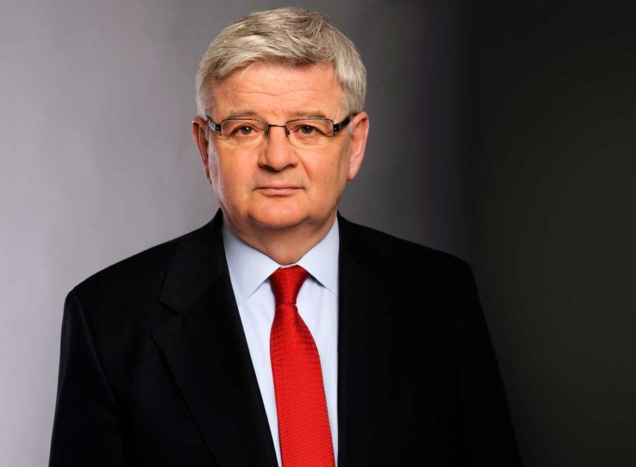 ibrahimkaragul's tweet photo. Almanya eski Dışişleri Bakanı Joschka Fischer; 

"Trump NATO’yu dağıtırsa Türkiye ve Almanya güçlerini birleştirmeli" demiş. 

En son, böyle bir birleşmeden 
bir imparatorluğu kaybetmiştik. 

Fischer değerli bir siyasetçi. 
Ama hem o travmayı unutmadık hem de bugünkü Almanya; bu bilince ulaşmış bir yönetime sahip değil. 

Onlar İsrail eksenine hapsolup kalmış.