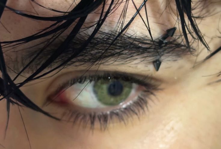 dracomylofe's tweet photo. harry with eyebrow piercing 😩 https://t.co/td20fEpZ6Y