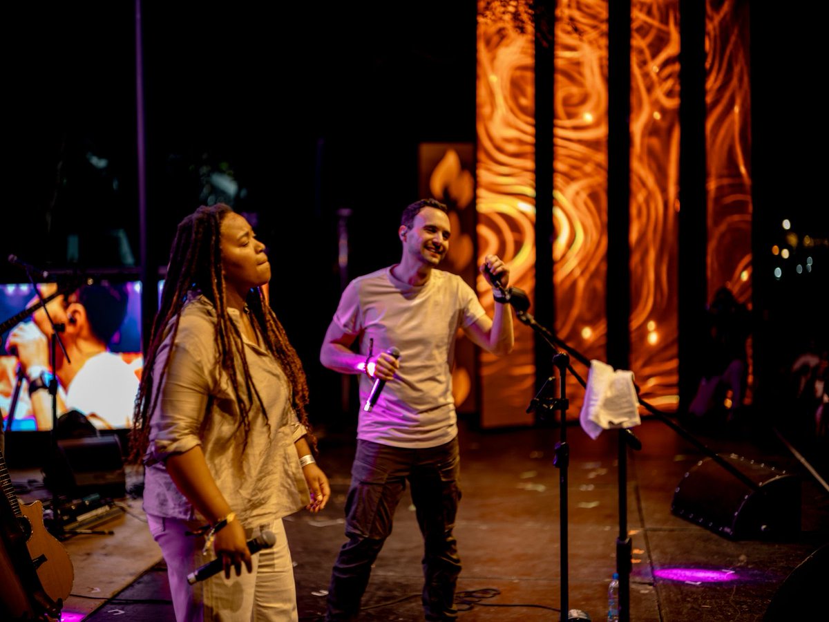 Jesse_Clegg's tweet photo. Bushfire, that crowd. 🔥❤️

#JesseClegg #Msaki #Entropy #MTNBushfire #BushfireFestival @MTNBushfire https://t.co/bhuxvvTEU1